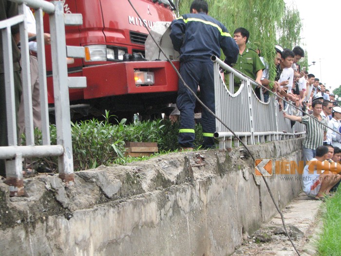 Taxi Group lao thang xuong song To Lich roi chim nghim-Hinh-5